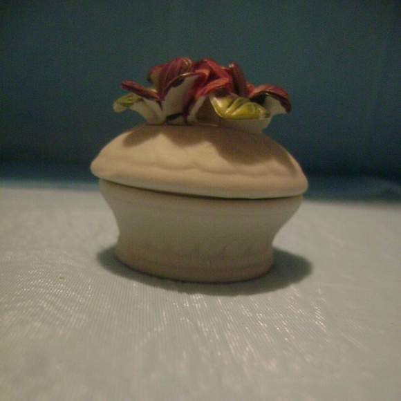 Victorian Trading Co. Floral Porcelain Trinket box - Picture 5 of 8